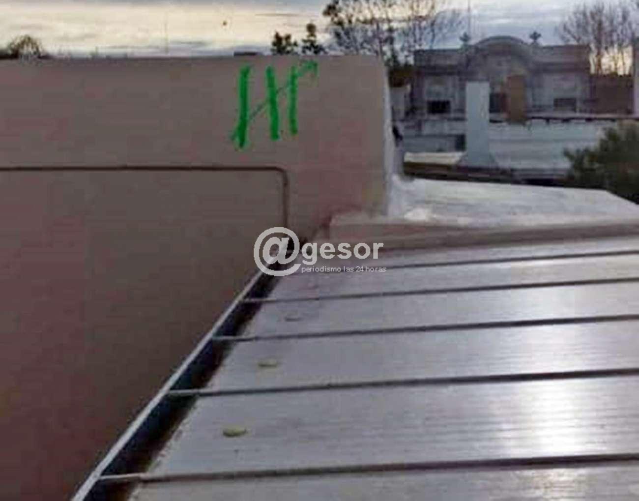 Días pasados, un domicilio recibió una bomba de estruendo con una carta amenazante y sería el primer hecho en el que apareció el símbolo de las pintadas y estaría vinculado a caso de discriminación